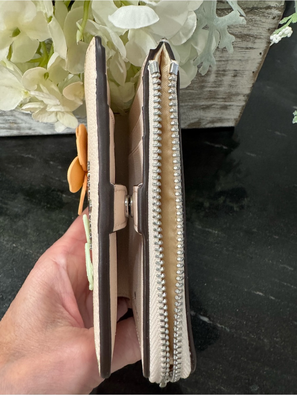 🍃🌼 Kate Spade Floral Small L Zip Wallet in Fresh Peach Multi - Picture 3 of 11